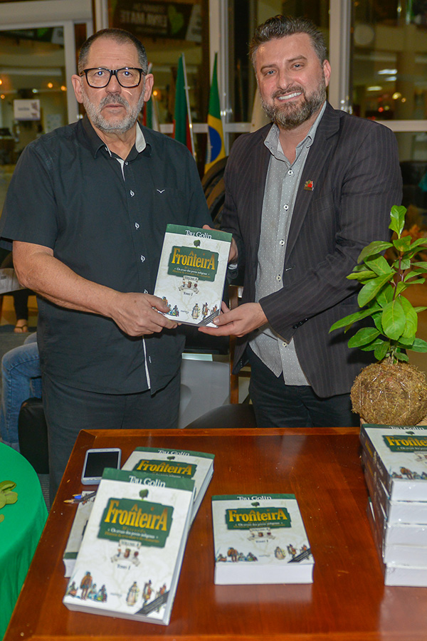 Lançamento do livro “A Fronteira – Os ervais dos povos indígenas – História da erva-mate e do chimarrão”, de Tau Golin – Foto: Carlos Alves