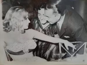 Atriz Anita Ekberb (estrela de La Dolce Vita, de Fellini ) fala ao Duke (Sierra) e sua cunhada Estrella ou Maria Rosa Piccini 2