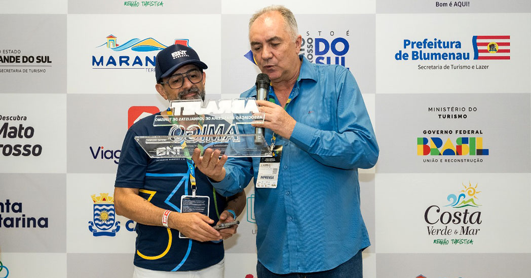 Geninho Goes recebe o troféu AMIGO DA ABRAJET das mãos do Presidente Nacional da Entidade Evandro Novak/Foto: Divulgação BNT