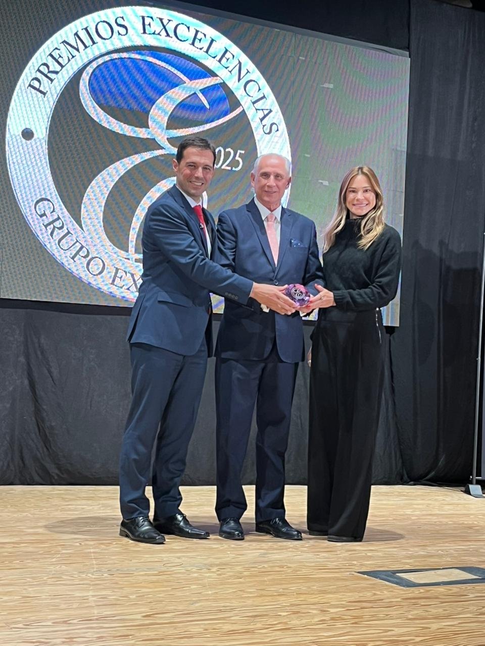 You are currently viewing Alagoas recebe Troféu Silvia Zorzanello em Memória durante a Fitur, em Madri