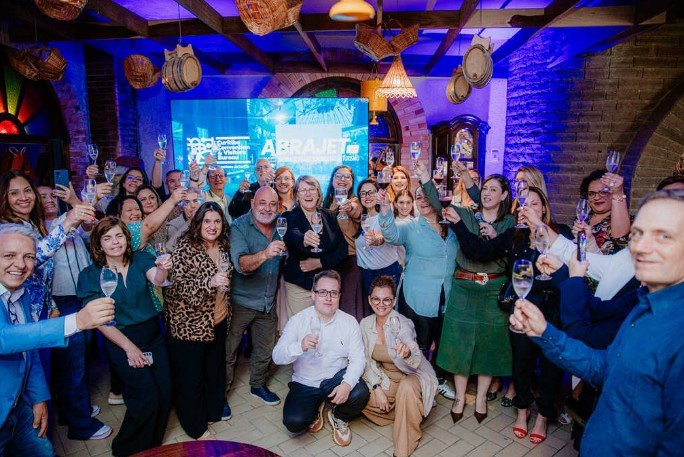 Read more about the article ABRAJET-PR empossa nova diretoria e reforça papel do jornalismo especializado no fortalecimento do turismo