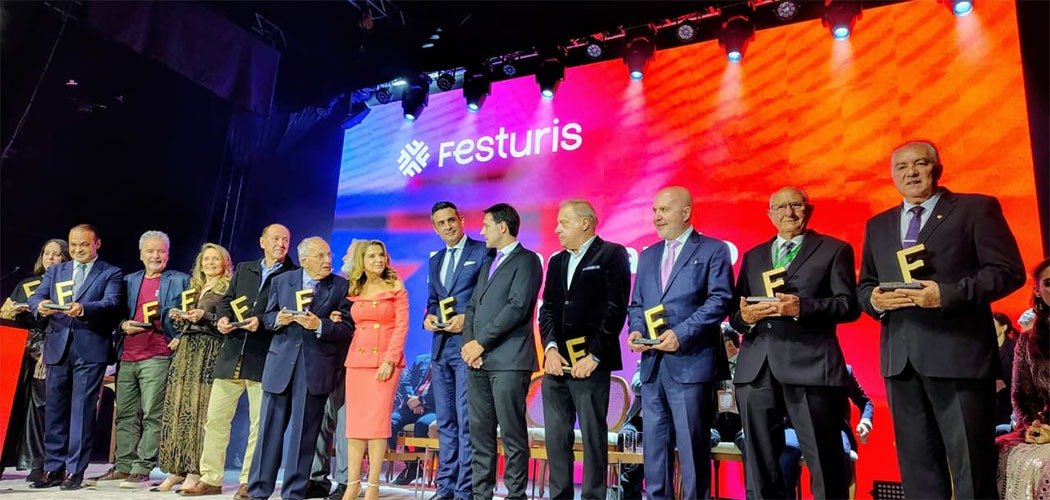 Read more about the article Evandro Novak recebe o Troféu Amigo do Festuris e celebra reconhecimento por sua trajetória no jornalismo de turismo